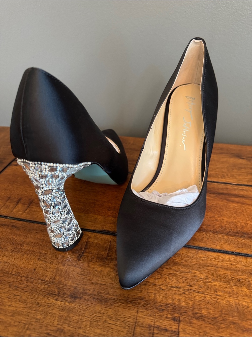 Betsey Johnson Corie Black Satin Pointed Pumps wi/ Crystal Heel 8.5 never worn